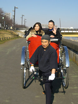 人力車川沿い画像